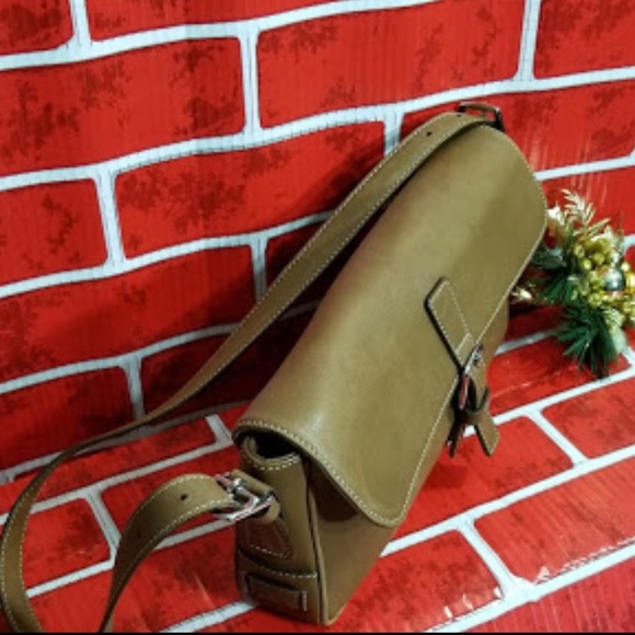 COACH- CAMEL LEATHER BAGUETTE - Picture 4 of 8